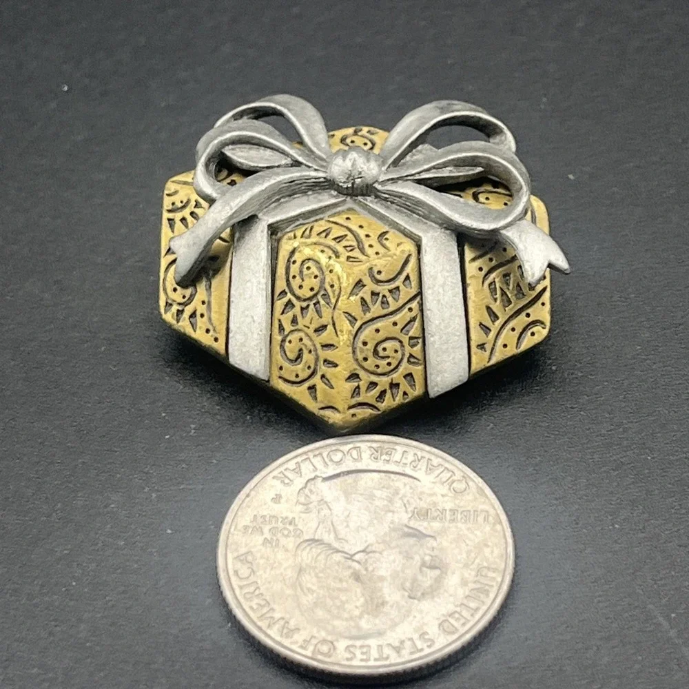 Gold‎ Silver Tone Present Gift Box Wrapped Bow Lapel Hat Pin